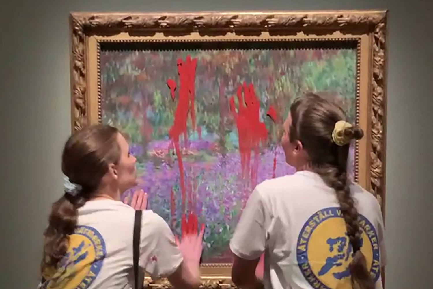 Activistas lanzan pintura roja a obra de Claude Monet