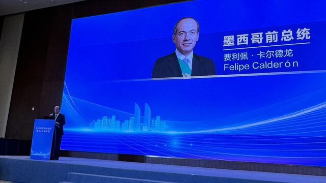 Felipe Calderón presume cómo se escribe su nombre desde China