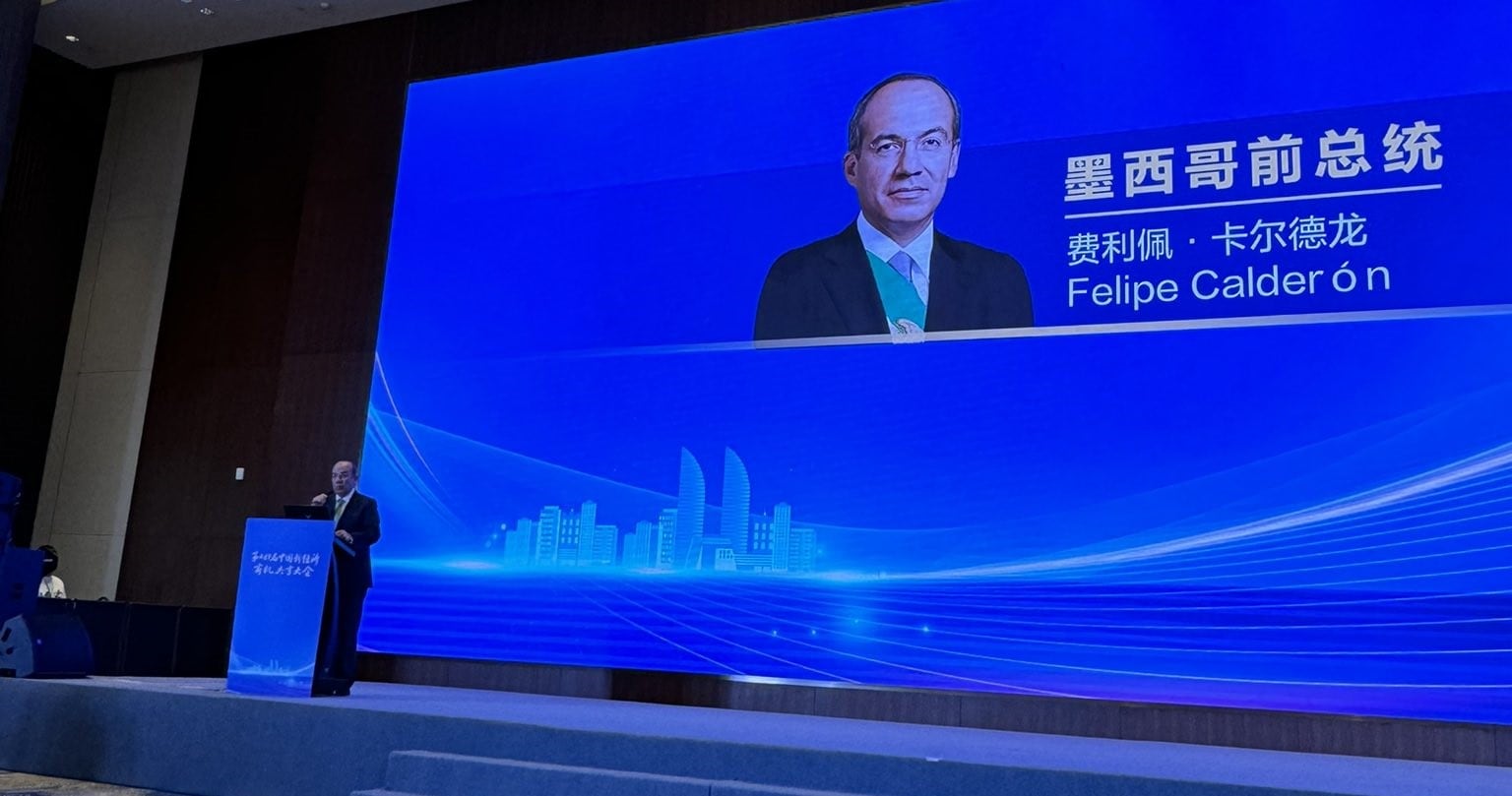 Felipe Calderón presume cómo se escribe su nombre desde China