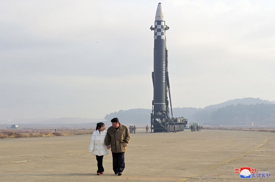 Kim Jong-un y su hija Kim Ju-ae en acto público de Corea del Norte con misiles