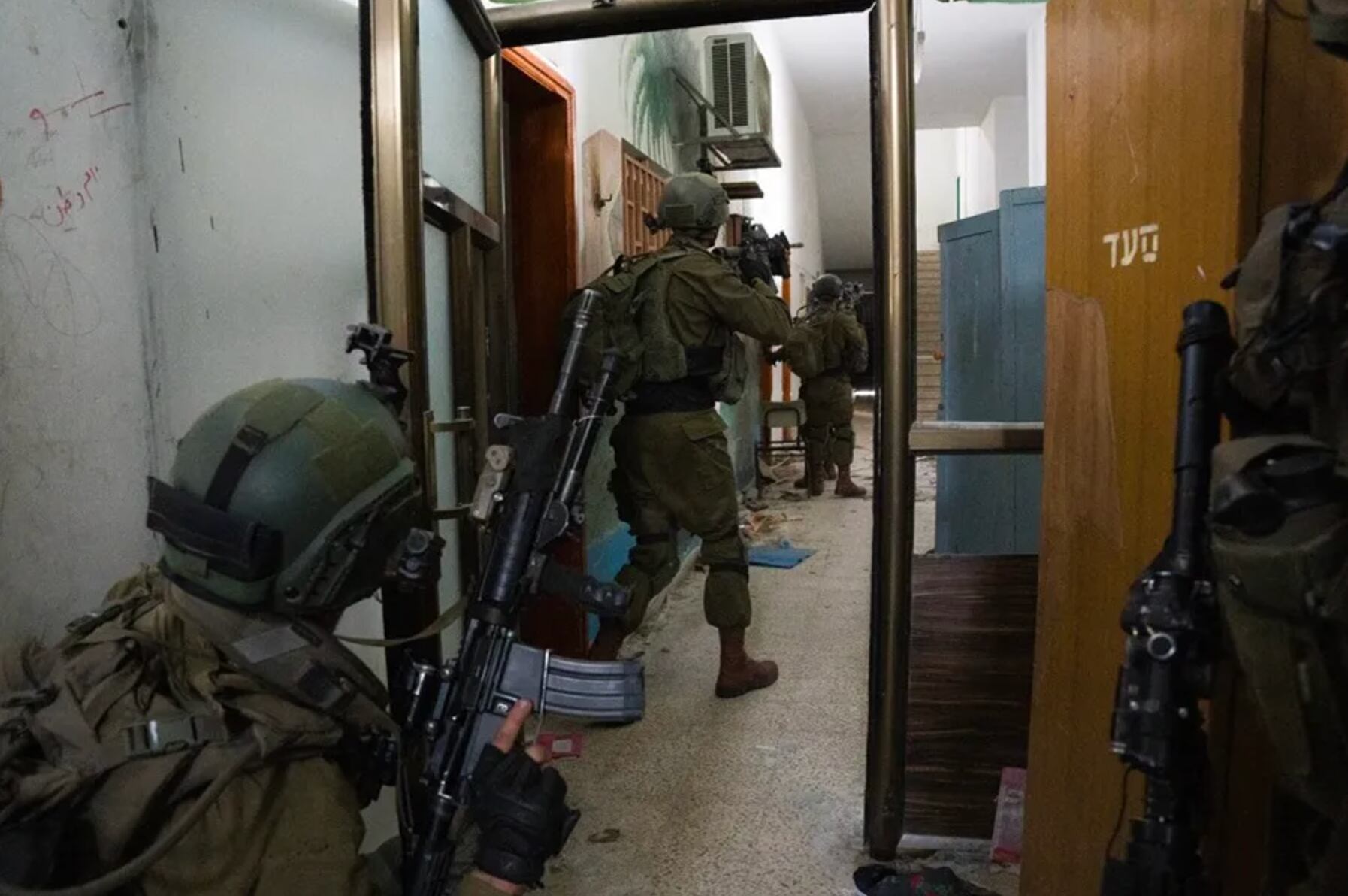 Soldados israelíes en uno de los accesos al hospital Al Shifa de Gaza,, jueves 21 de marzo