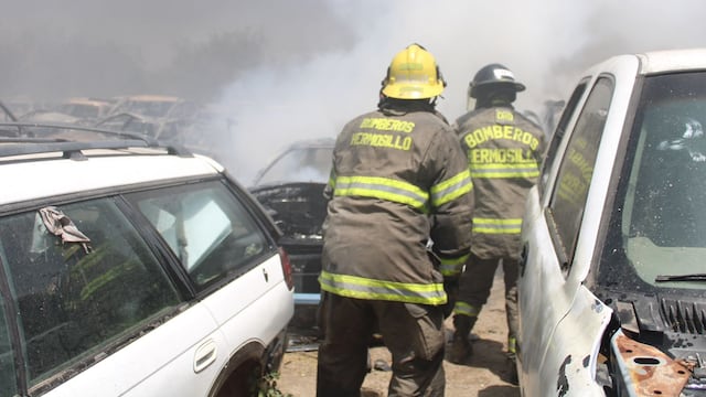 Bomberos de Hermosillo sofocan incendio en 3 yunques de El Tazajal; varios carros resultaron quemados