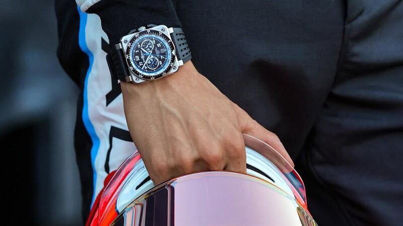 Te contamos por qué la mayoría de los pilotos de carreras usan el reloj en la mano derecha