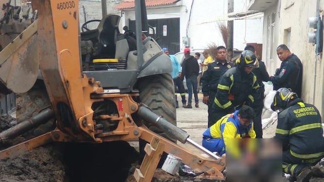 Rescatan a trabajadores que cayeron a fosa en Azcapotzalco