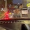 VIDEO: El extraño caso de la mujer que sale de una cajuela para asustar a automovilistas en la CDMX