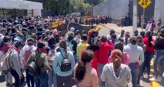 Protestan por caso Ayotzinapa en el Centro Nacional de Inteligencia