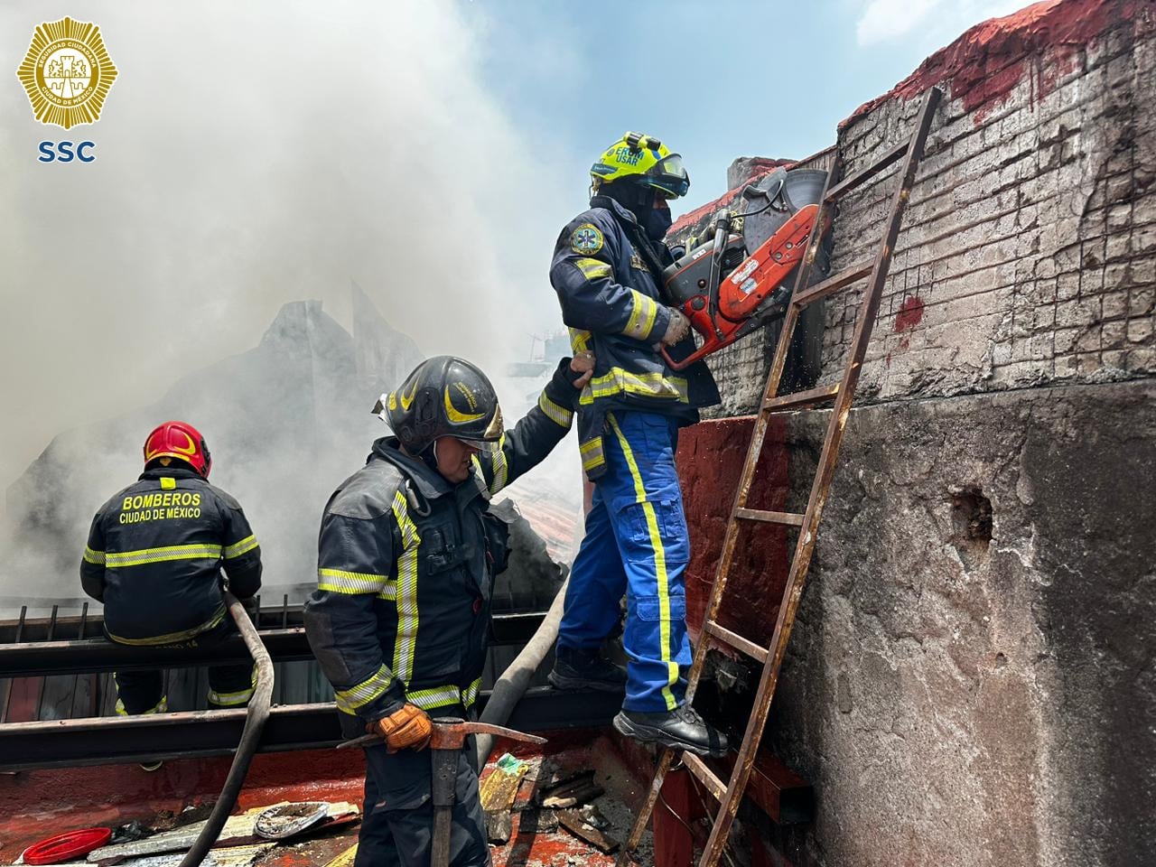 Atienden a 9 bomberos por intoxicación tras incendio en bodega