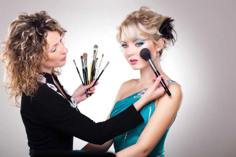 15 frases para felicitar a tus amigos maquilladores en el Día del Maquillista