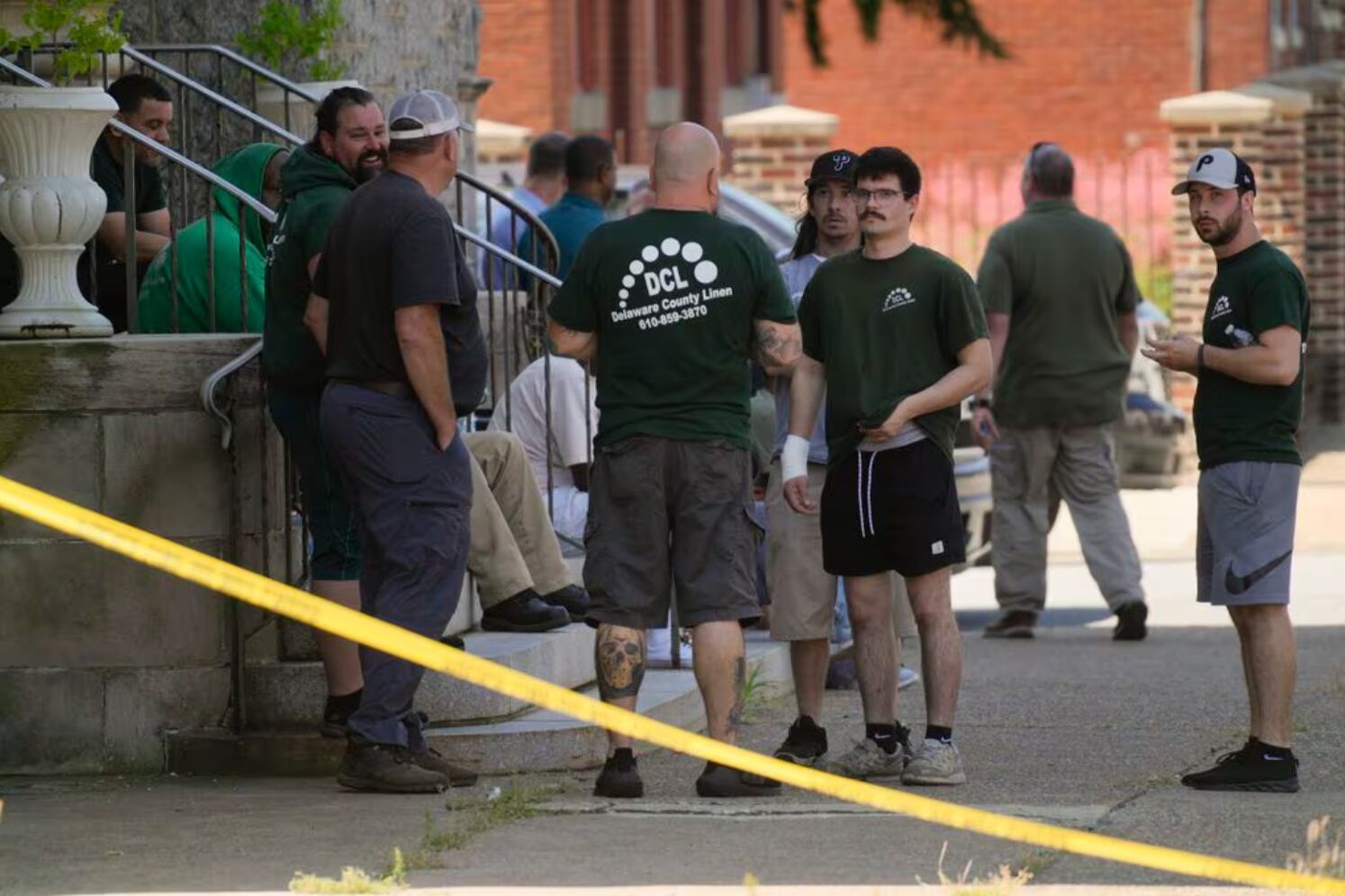 Empleados de ropa de cama del condado de Delaware se reúnen frente a su lugar de trabajo donde ocurrió un tiroteo fatal en Chester, Pensilvania