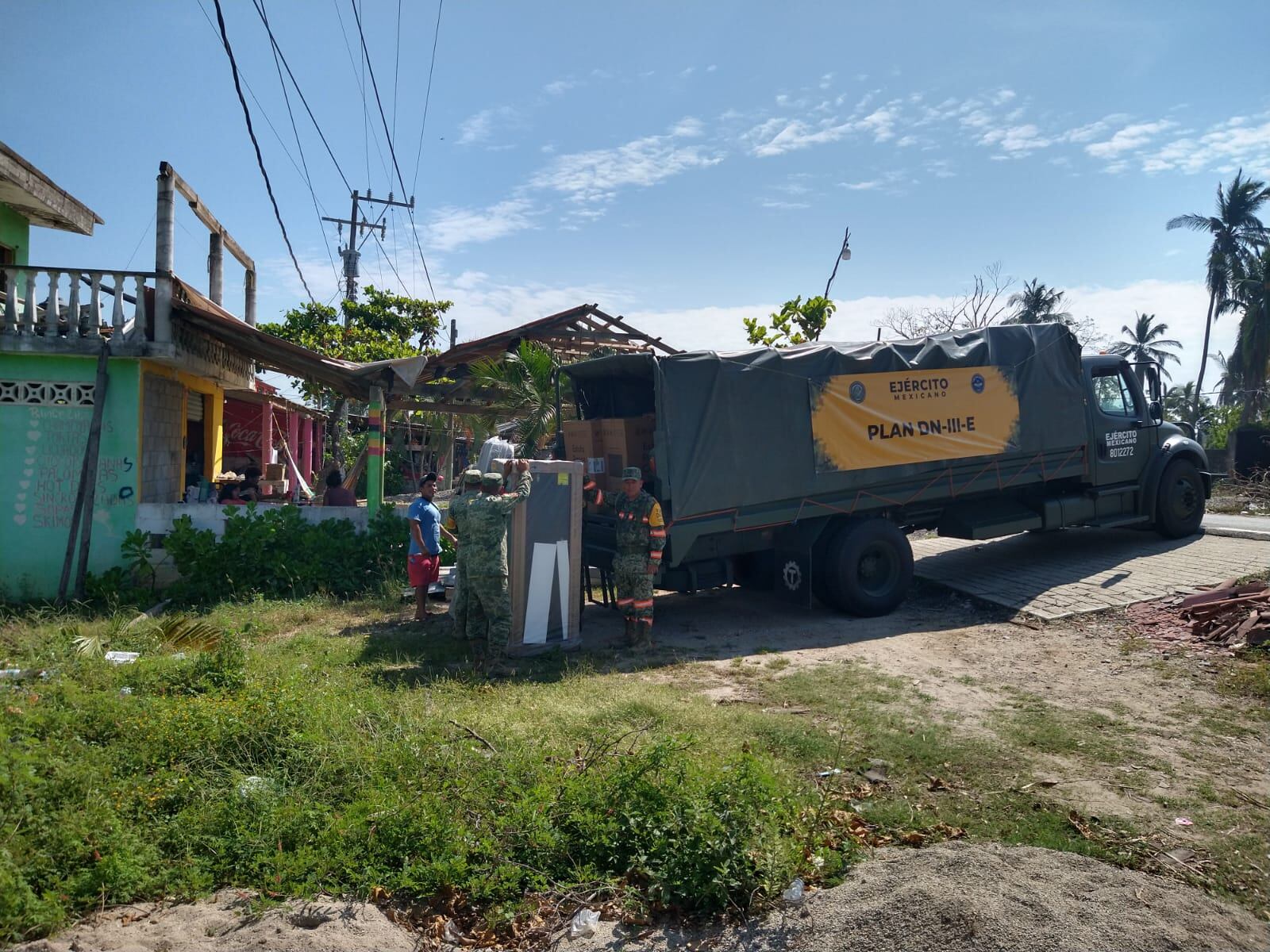 Ejército reparte refrigeradores en Acapulco