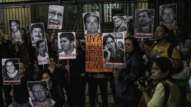 Periodistas de distintos medios de comunicación se congregaron afuera de Gobernación para exigir esclarecimiento e investigación adecuada sobre el asesinato de Luis Martín Sánchez