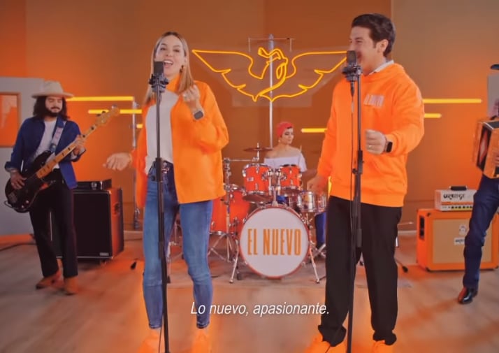 Samuel García y Mariana Rodríguez cantando aunque ya no sea candidato