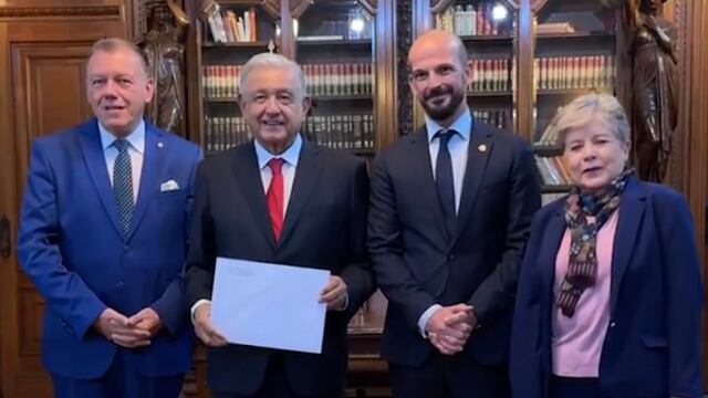 AMLO recibe cartas de 15 embajadoras y embajadores en México