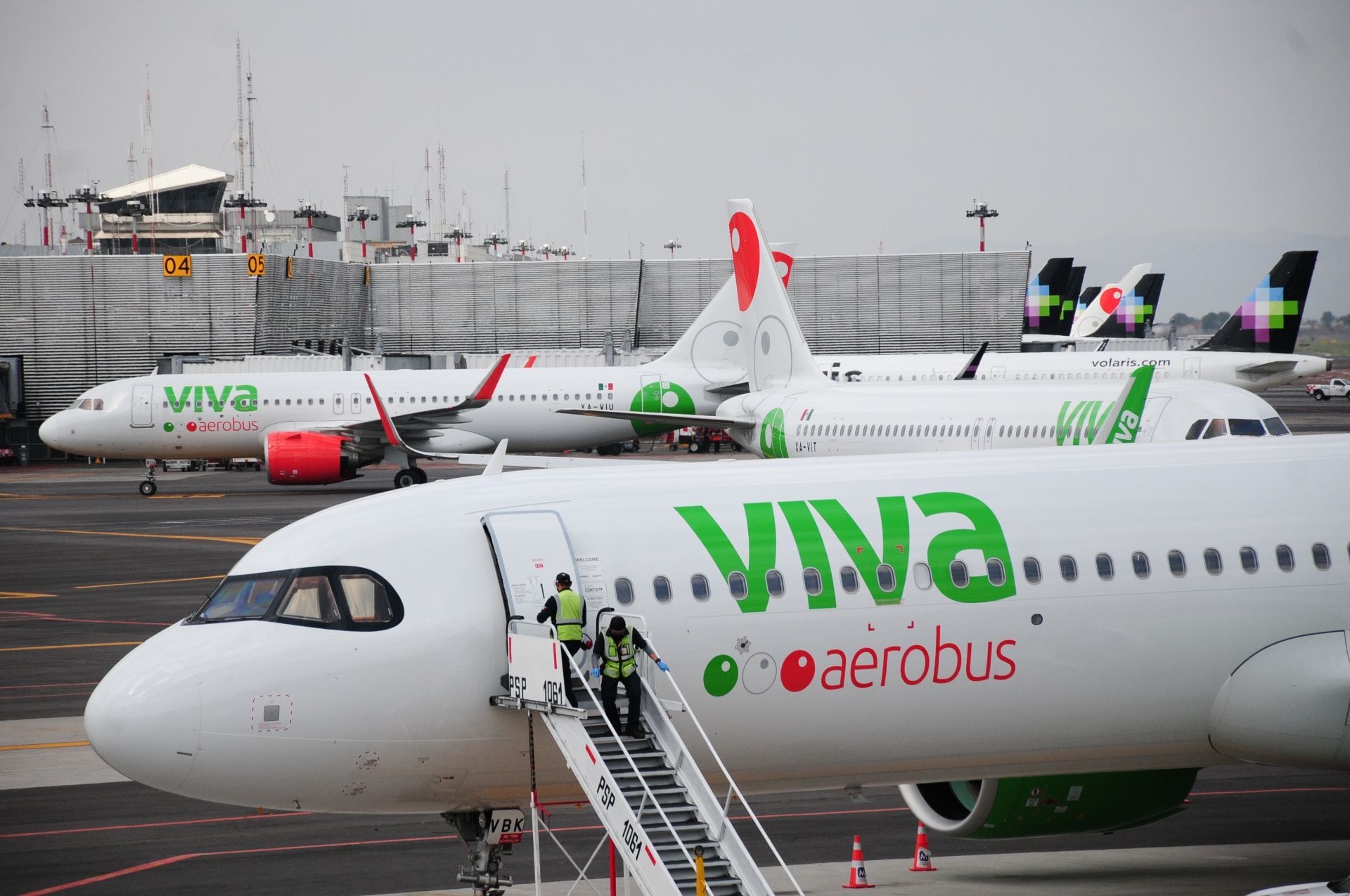 Usuarios denunciaron en redes sociales que estuvieron atrapados en un avión de Viva Aerobús por más de 4 horas y que nunca volaron a su destino.