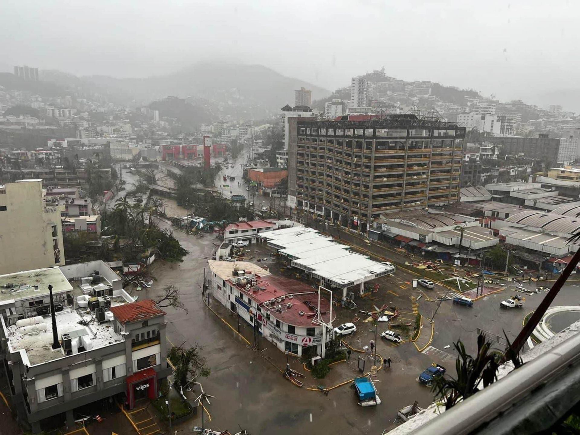 Plazas, hoteles y calles lucen destruidas tras la entrada del huracán Otis al puerto de Acapulco.