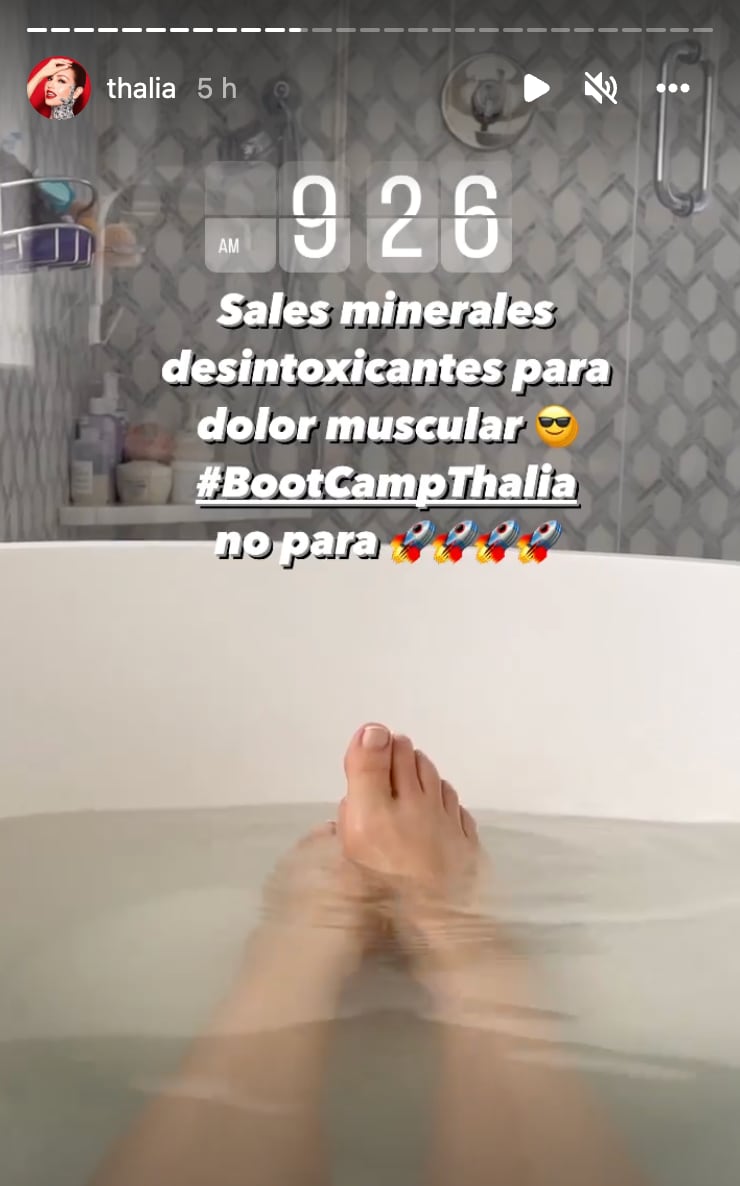 Thalía dándose un baño