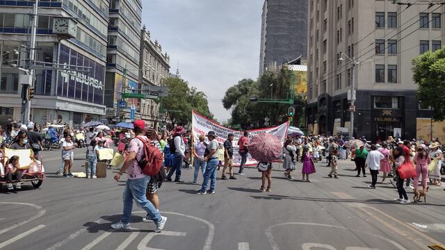 Manifestantes bloquean Eje Central, Madero y Juárez en el Centro Histórico de la CDMX