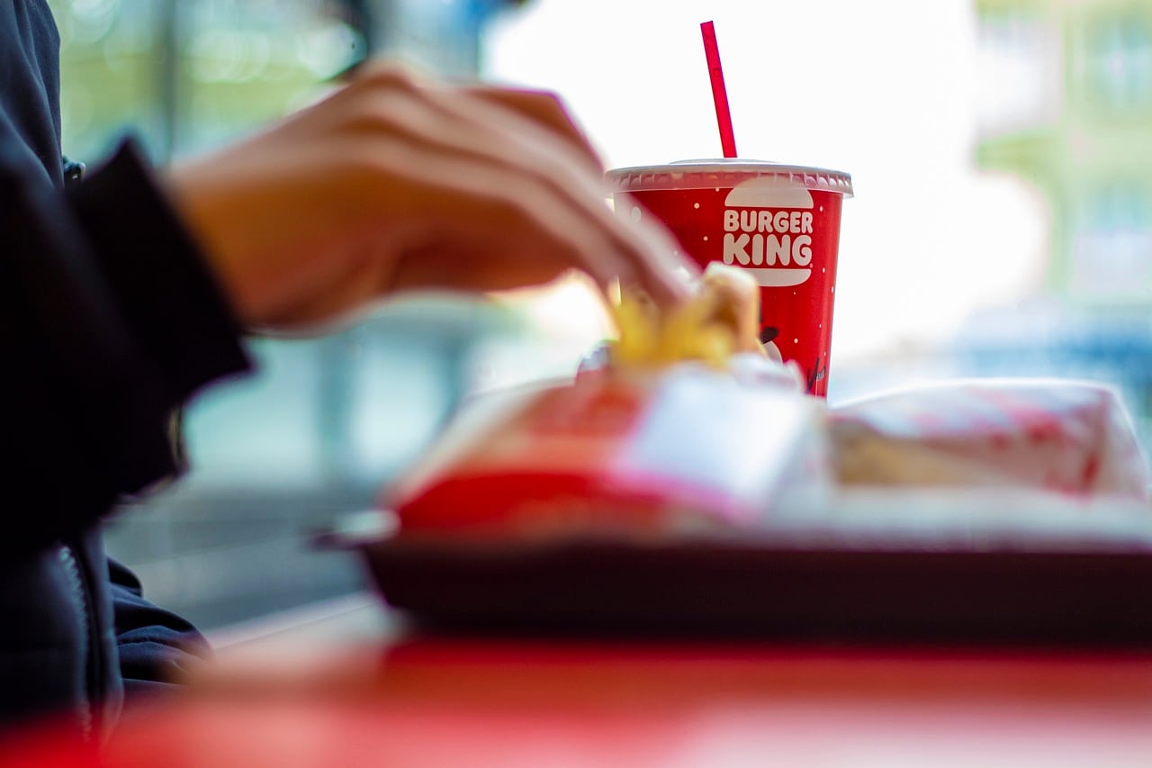 Burger King deberá pagar 143 millones de pesos a comensal que resbaló en baño
