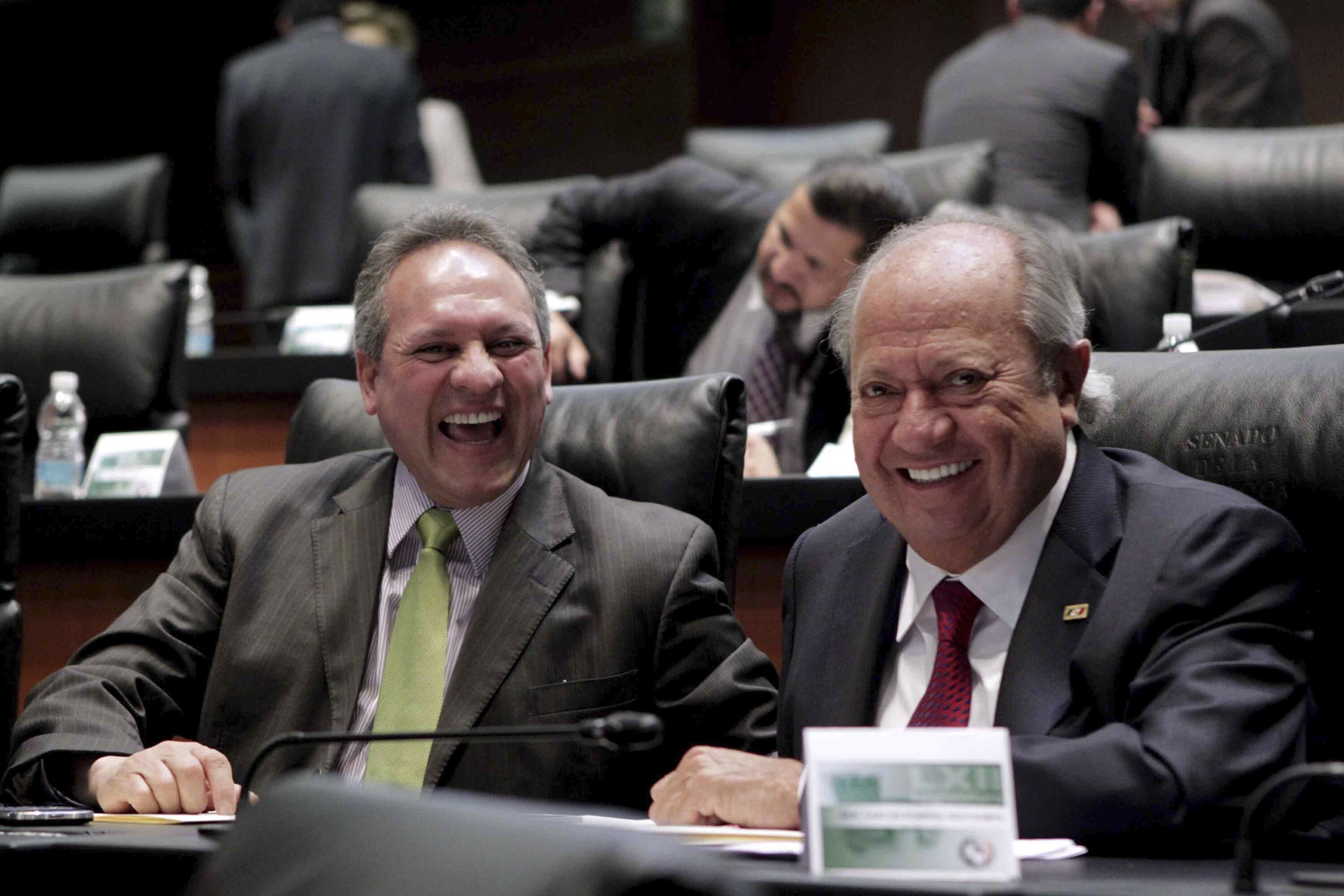 Los senadores priistas Gerardo Sánchez García y Carlos Romero Deschamps, sonríen a la cámara durante en la sesión de la Cámara Alta.