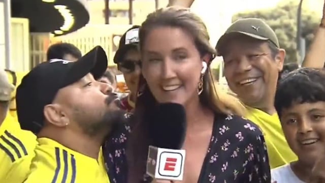 Un fan de Colombia acosó a una reportera durante enlace en vivo.