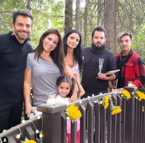 Alessandra Rosaldo y Eugenio Derbez con la familia completa.