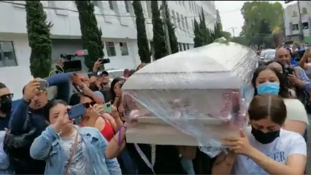 Perla Cristal es hallada muerta en Guanajuato; exigen justicia frente a la Fiscalía de la CDMX con ataúd de la joven