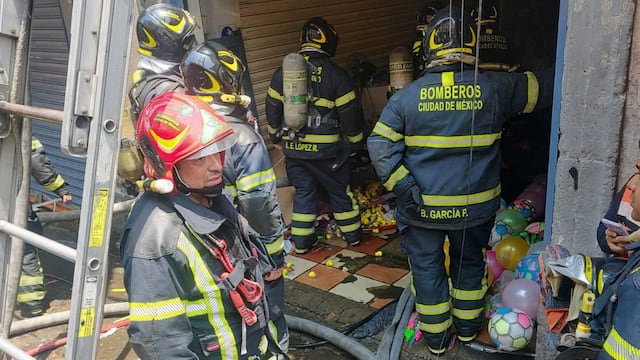 Servicios de emergencia atienden a 3 bomberos intoxicados que combatían el incendio en el Centro Histórico de la CDMX