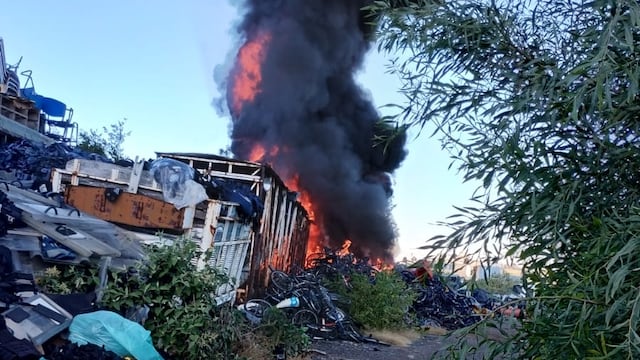 Incendio en deshuesadero sobre Canal de Chalco en Tláhuac