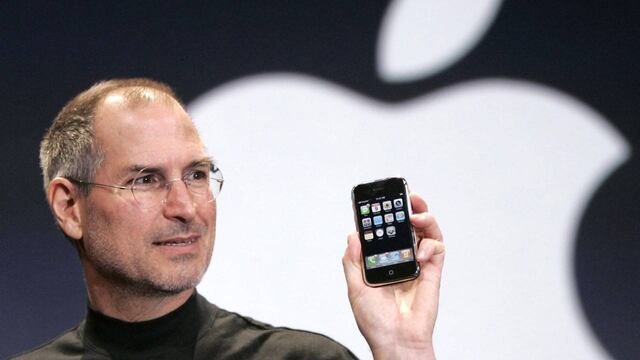Steve Jobs presentando el iPhone original en el 2007.